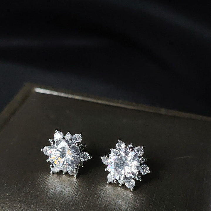 High-quality Micro-inlaid Zircon Very Bright Very Flash Mini Version 925 Silver Pin Earrings Female Temperament Simple Daily Commuter Earrings